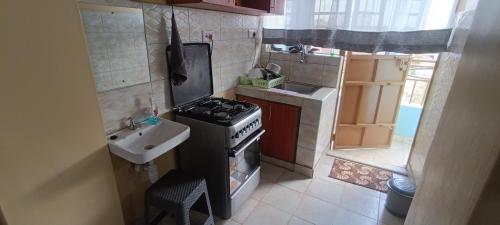 厨房, Siwarani Cozy Two bedroom,Kamakis Eastern Bypass Ruiru in 鲁依鲁