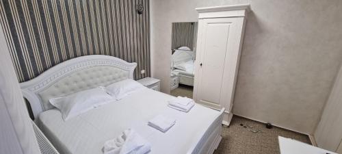 Deluxe Queen Room image 1