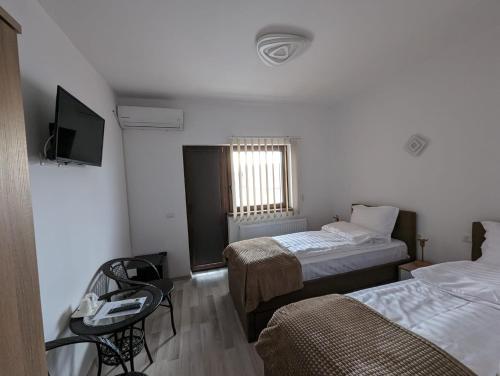 2 twin beds