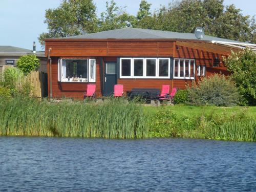 8 pers House 'Capitein Theis' with seaside in front of the Lauwersmeer