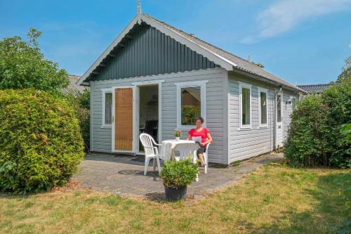 Charming wooden cottage Madelief 4p close to Lake Lauwersmeer
