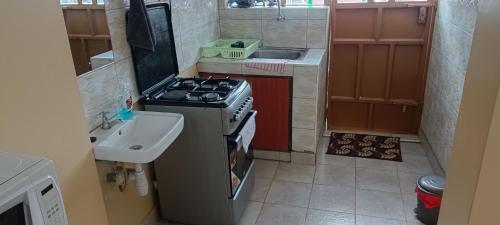 厨房, Siwarani Cozy Two bedroom,Kamakis Eastern Bypass Ruiru in 鲁依鲁