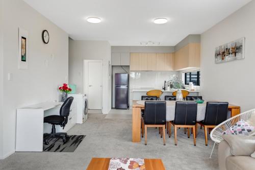 Sleek Vista Townhouse with deck and air-con, Auckland (fotografie 3)