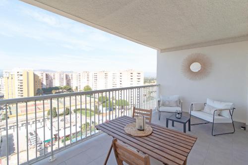 Erkély/terasz, Global Vacacional, Moderno apartamento con piscina y terraza en la playa de Canet in Canet d'En Berenguer