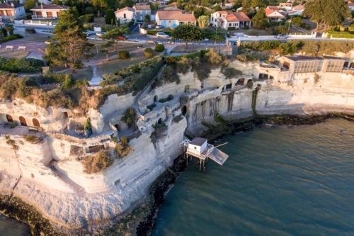 Meschers sur Gironde - MAISON mitoyenne EN PIERRES - proximité commerces