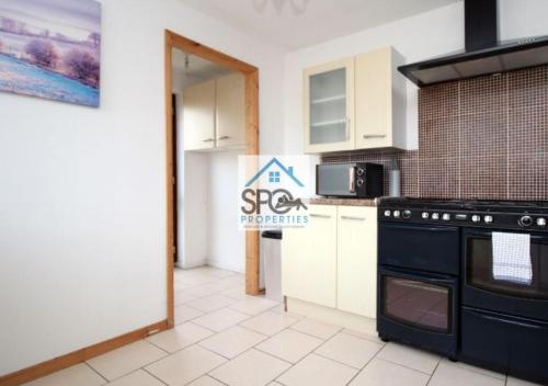 ห้องครัว, Contractors-Business-Private Parking-Free WiFi-Near M4 near สวนบิวท์