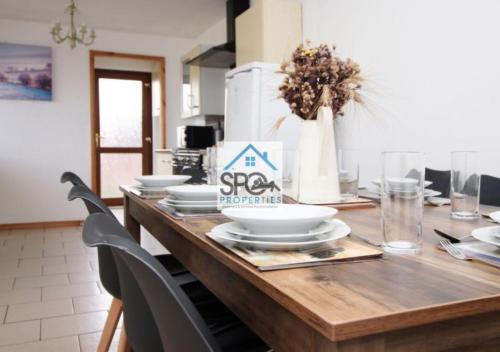 บริการและสิ่งอำนวยความสะดวก, Contractors-Business-Private Parking-Free WiFi-Near M4 near สวนบิวท์