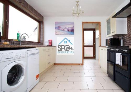 ห้องครัว, Contractors-Business-Private Parking-Free WiFi-Near M4 near สวนบิวท์