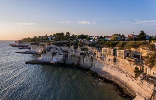 Meschers sur Gironde - MAISON mitoyenne EN PIERRES - proximité commerces