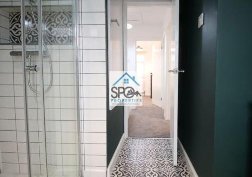 Zuhanyzó, Modern 3BR Home-5 Guests-Business-Families-Netflix-Free Parking & WiFi in Clwydyfagwyr