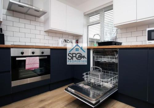 Konyha, Modern 3BR Home-5 Guests-Business-Families-Netflix-Free Parking & WiFi in Clwydyfagwyr