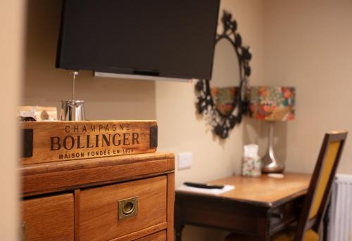 The Pheasant Pub at Gestingthorpe Stylish Boutique Rooms in The Coach House photo 1