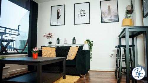Penthouse - Amazing City Skyline Views - Balcony - FREE extra 2 hours - FREE Parking - Utilita Arena - Bullring Shopping - New St Station- Super King Size Bed, Birmingham (foto 10)