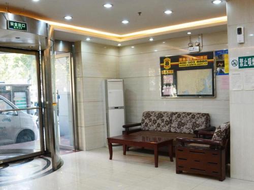 Super 8 Hotel Jinan Railway Station Square – Jinan, WV