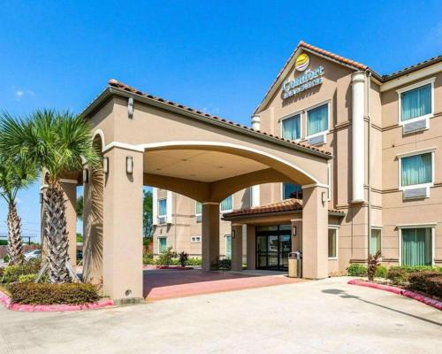 . Comfort Inn & Suites Winnie