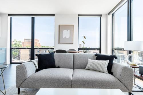 Ravenswood 2BR w Rooftop BBQ next to Brown line CHI-400 in Chicago, USA