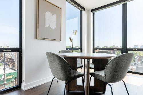 Ravenswood 2BR w Rooftop BBQ next to Brown line CHI-400 in Chicago, USA