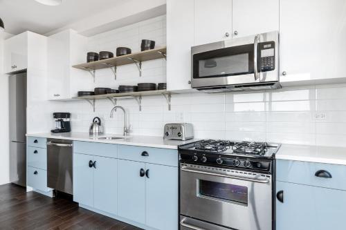 Ravenswood 2BR w Rooftop BBQ next to Brown line CHI-400 in Chicago, USA