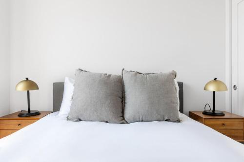 Ravenswood 2BR w Rooftop BBQ next to Brown line CHI-400 in Chicago, USA