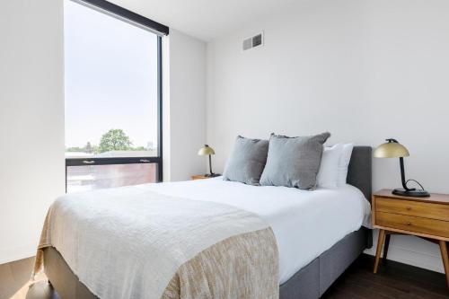 Ravenswood 2BR w Rooftop BBQ next to Brown line CHI-400 in Chicago, USA
