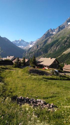 Közeli látványosságok, Les quatre marmottes in Villar D'Arene