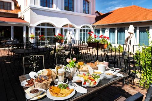 Bodrogi Kúria Wellness Hotel - image 8