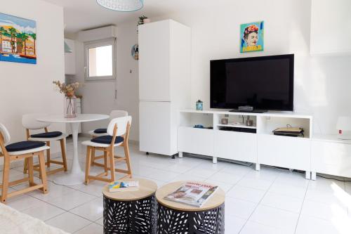 المرافق, appartement résidence riviera avec piscine (appartement residence riviera avec piscine) in Le Lavandou City Center