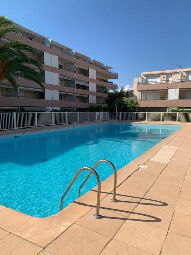 appartement résidence riviera avec piscine (appartement residence riviera avec piscine) in Le Lavandou City Center