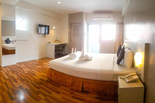 room detail thumbnail 1