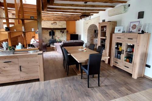 Le Lot Gîte 4 étoiles Parc 1ha 2 piscines et spa (Le Lot Gite 4 etoiles Parc 1ha 2 piscines et spa) in Lentillac-Lauzes