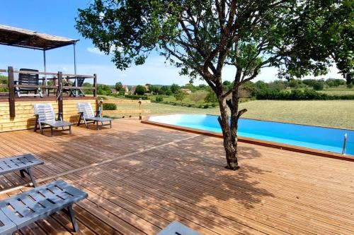 Le Lot Gîte 4 étoiles Parc 1ha 2 piscines et spa (Le Lot Gite 4 etoiles Parc 1ha 2 piscines et spa) in Lentillac-Lauzes