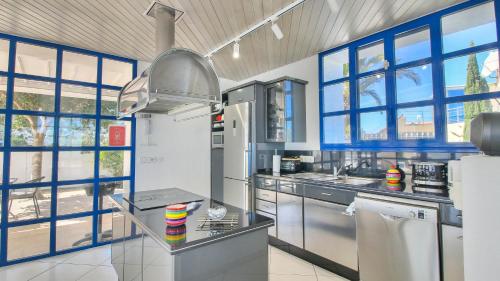 Kitchen, Galeretes JU by CARLOSFERIEN in Santa Llucia