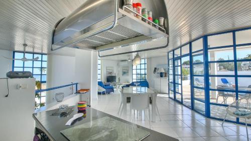 Kitchen, Galeretes JU by CARLOSFERIEN in Santa Llucia