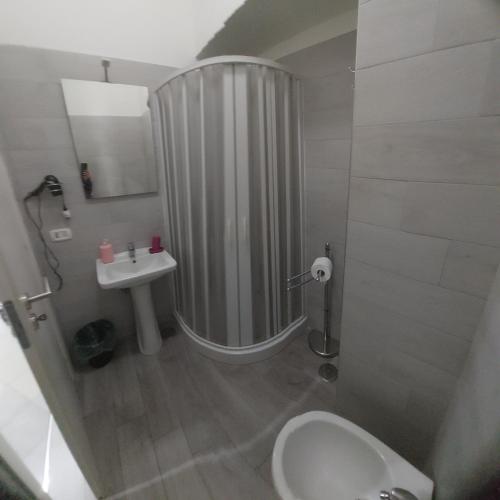 Twin Room with Private Bathroom image 8