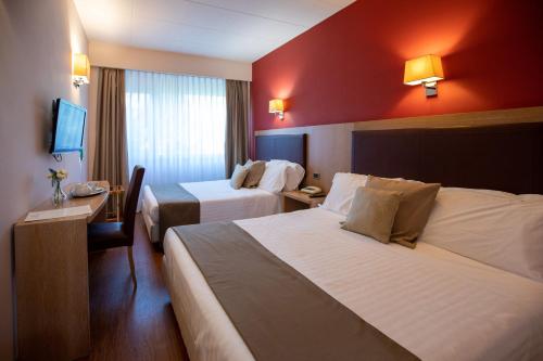 1 queen bed, 1 double bed