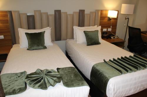 2 twin beds