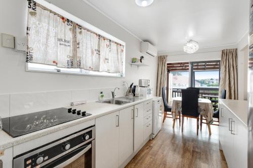 مطبخ, Homespun Unit with deck, air-con and parking in New Lynn