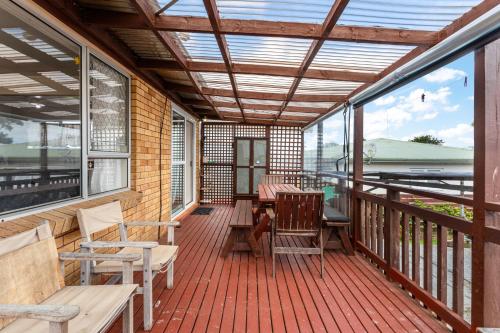 المرافق, Homespun Unit with deck, air-con and parking in New Lynn