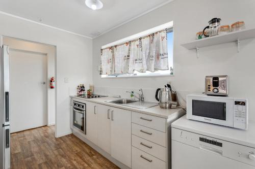 مطبخ, Homespun Unit with deck, air-con and parking in New Lynn
