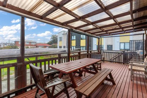 المرافق, Homespun Unit with deck, air-con and parking in New Lynn