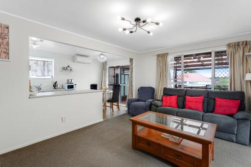Homespun Unit with deck, air-con and parking in New Lynn
