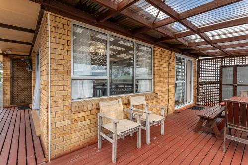 المرافق, Homespun Unit with deck, air-con and parking in New Lynn
