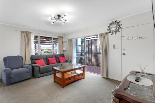 Homespun Unit with deck, air-con and parking, Auckland
