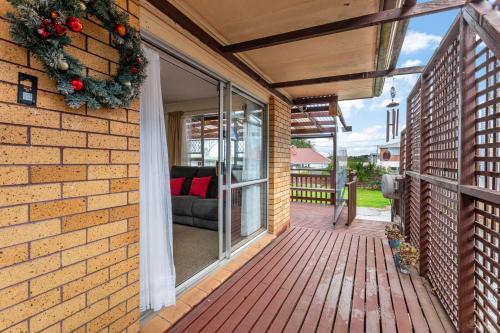 المرافق, Homespun Unit with deck, air-con and parking in New Lynn