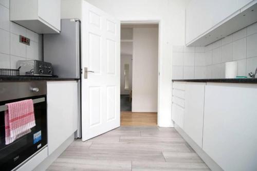 Peaceful 3 Bed Flat with Parking and Balcony by CTO Serviced Apartments in Splott
