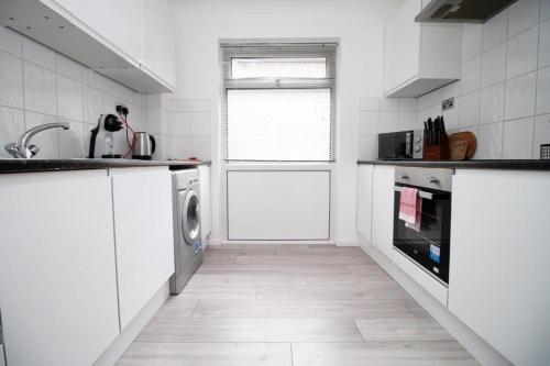 Peaceful 3 Bed Flat with Parking and Balcony by CTO Serviced Apartments in Splott