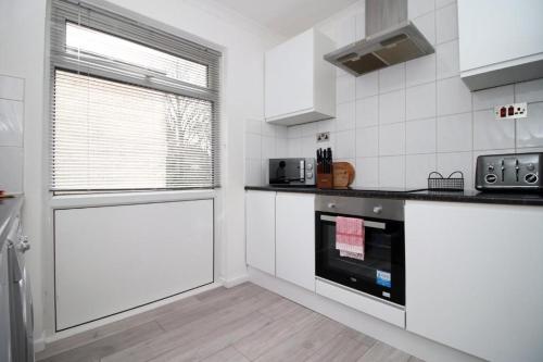 Peaceful 3 Bed Flat with Parking and Balcony by CTO Serviced Apartments in Splott