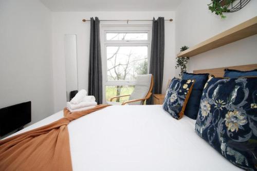 Peaceful 3 Bed Flat with Parking and Balcony by CTO Serviced Apartments in Splott