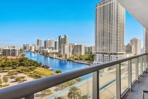 Infinite Views, Amazing Pool, Gym, Near Beach in Hallandale Beach, USA