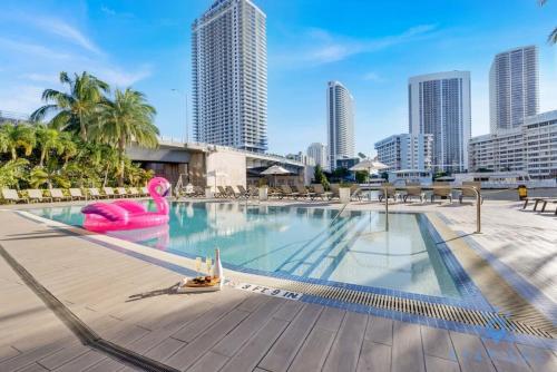Infinite Views, Amazing Pool, Gym, Near Beach in Hallandale Beach, USA